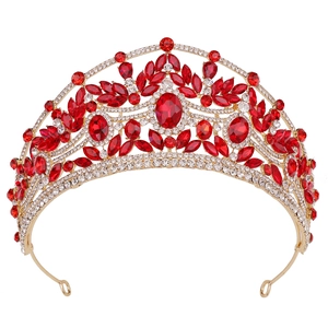 Détails d'une couronne de mariée avec strass rouges marquise et monture dorée
