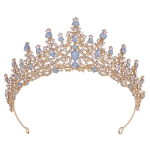 Détail d'une couronne baroque dorée avec gemmes bleues et cristaux étincelants