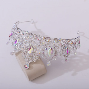 Détail de la couronne de mariée baroque argentée avec cristaux et motifs de feuilles