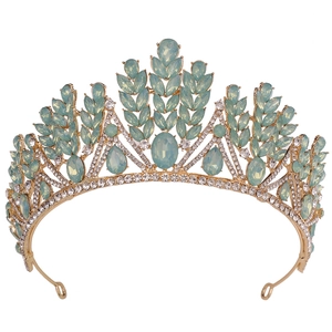 Couronne de mariée dorée avec gemmes feuilles vert menthe et cristaux sur fond blanc