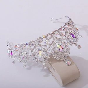 Détail de la couronne de mariée argentée avec cristaux AB et pampilles suspendues