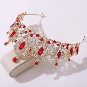 Détails de la couronne de mariée dorée ornée de cristaux rouges et strass scintillants