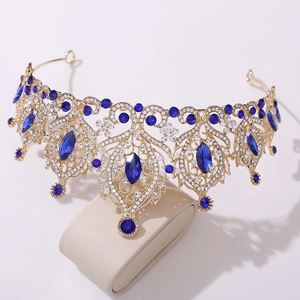 Détail de la couronne de mariée baroque dorée avec cristaux bleu foncé et strass fins