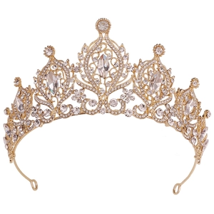 Détail du diadème de mariée doré avec cristaux marquise et motifs de feuilles élégants