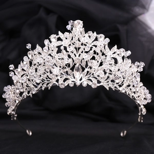 Couronne de mariée élégante avec feuilles argentées et cristaux pour le mariage