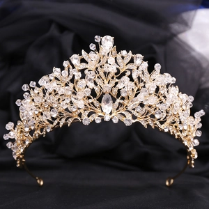 Détails de la couronne de mariée dorée avec cristaux floraux et strass marquise scintillants