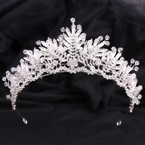 Couronne de mariée exquise avec feuilles en cristal et strass sur velours noir élégant