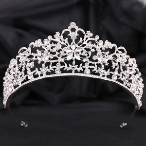 Diadème de mariée exquis avec motifs floraux en strass sur fond de soie noire