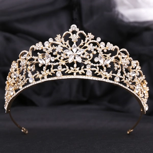 Gros plan détaillé d'une couronne de mariée de luxe en or rose avec fleurs en cristal