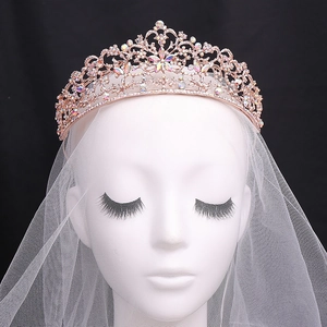 Couronne de mariée or rose avec strass AB et voile blanc sur un fond noir