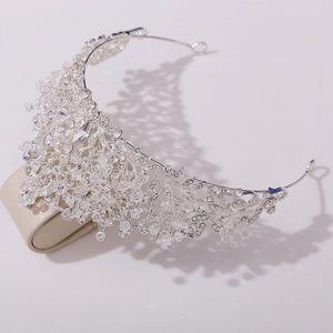Détail de la couronne de mariée en alliage d'argent avec cristaux et strass faits main