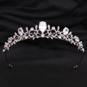Détail du diadème de mariée avec motifs de vigne argentée et cristaux de zircon ovales