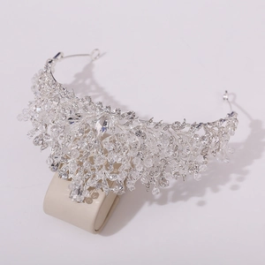 Vue détaillée d'une couronne de mariée argentée avec feuilles de cristal et strass