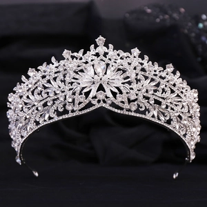 Couronne de mariée baroque européenne de luxe avec cristaux et motifs de papillons