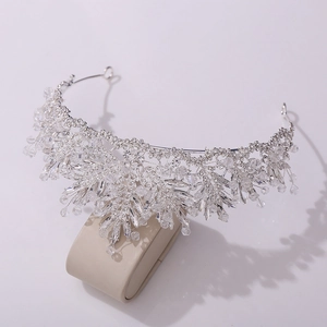 Détails de couronne de mariée avec motifs de feuilles argentées et cristaux étincelants