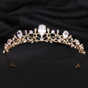 Gros plan sur la couronne de mariée dorée avec feuilles de cristal et zircons