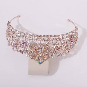 Vue détaillée d'une couronne de mariée en or rose avec motifs floraux et cristaux AB brillants