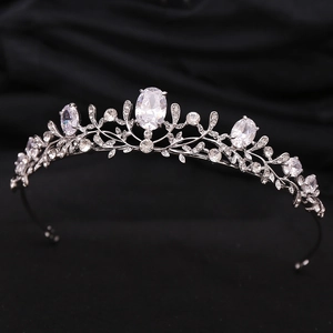 Détail macro du diadème de mariée avec grands zircons AAA ovales et motifs de vigne argentés