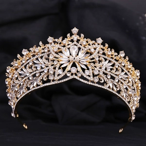 Vue détaillée du diadème papillon de luxe avec base dorée et cristal central en goutte