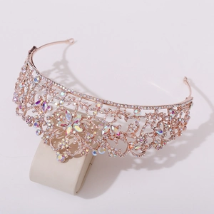 Vue détaillée d'une couronne de mariée or rose avec motifs ajourés et strass AB brillants