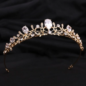 Détail de la couronne de mariée dorée avec motifs de feuilles et zircons AAA brillants