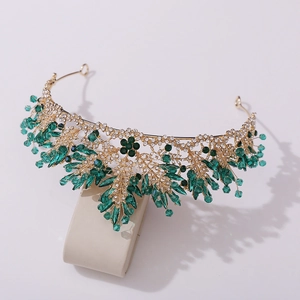 Détail du diadème de mariée luxueux avec cristaux verts et motifs de feuilles strass