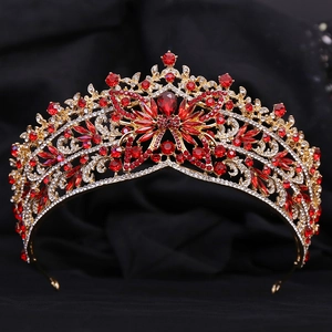 Macro d'une couronne de mariée dorée avec rubis rouge goutte d'eau et cristaux de luxe