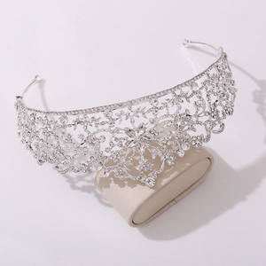 Détails de la couronne de mariée avec motifs de feuilles argentées et strass brillants