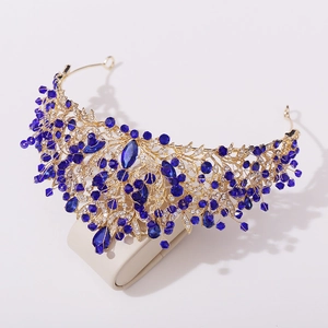 Vue détaillée d'une couronne de mariée dorée faite main avec cristaux bleu foncé