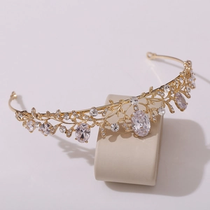 Couronne de mariée dorée élégante avec oxydes de zirconium AAA et motifs de feuilles