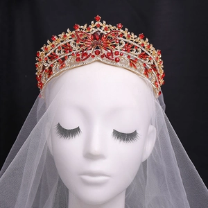 Couronne de mariée baroque luxueuse avec cristaux rouges et filigrane doré floral