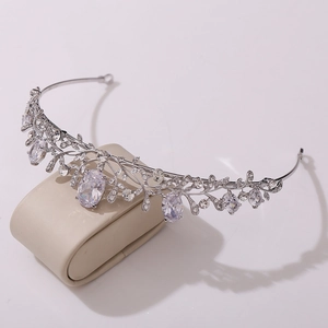 Couronne de mariée élégante avec zircone AAA et motifs de feuilles sur un support