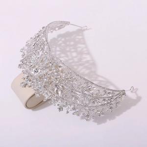 Détails de la couronne de mariée argentée avec cristaux papillon et motifs floraux