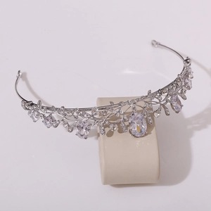 Vue détaillée d'une couronne de mariée argentée en zircone AAA et motifs de feuilles