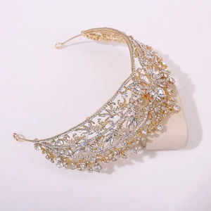 Détail d'un diadème de mariée baroque doré avec motifs papillon et cristaux brillants