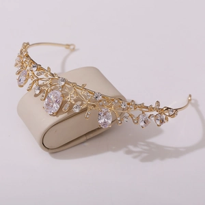 Détail d'une couronne de mariée dorée avec zircons AAA sur un support en velours beige