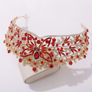 Détail de couronne de mariée baroque avec cristaux rouge foncé et alliage doré