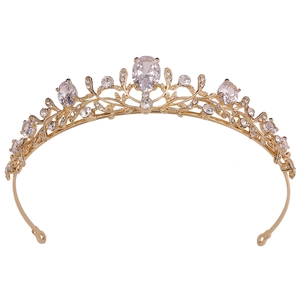 Diadème de mariée doré élégant avec structure de vigne florale et pierres de zircon
