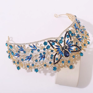 Détails de la couronne de mariée dorée avec cristaux bleus et motifs papillon
