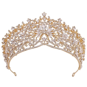 Couronne de mariée baroque dorée avec papillons et cristaux blancs pour mariage