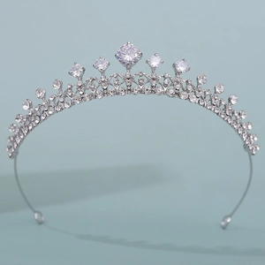 Détail d'une couronne de mariée argentée avec zircons AAA et motif de treillis floral