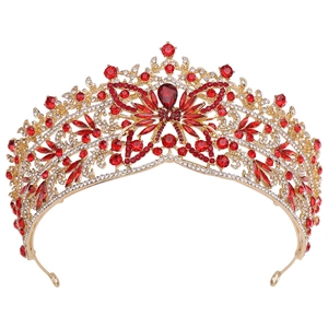 Détail d'une couronne de mariée baroque avec cristaux rouges et motif papillon doré