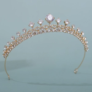 Détail d'un diadème de mariée doré avec cristaux de zircone AAA et motifs géométriques