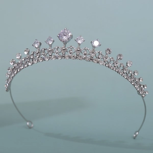 Vue macro détaillée de la couronne en alliage argenté ornée de zircons cubiques AAA brillants