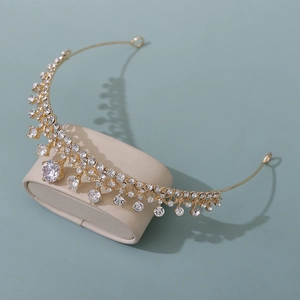 Gros plan d'un diadème de mariée doré avec zircone AAA sur un présentoir à bijoux