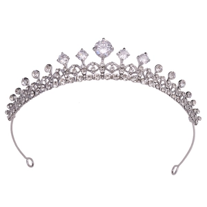 Détail du diadème de mariée argenté montrant des motifs en alliage et des zircons AAA