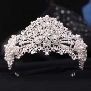 Dettaglio macro della corona da sposa argento con strass scintillanti e perle bianche