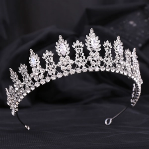 Couronne de mariée élégante en argent avec cristaux de zircon sur tissu noir plissé