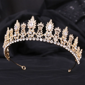 Détail d'une couronne de mariée dorée avec zircons étincelants et pierres marquises