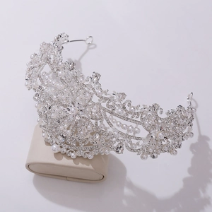 Dettaglio della corona da principessa in argento con strass floreali e perle sul supporto